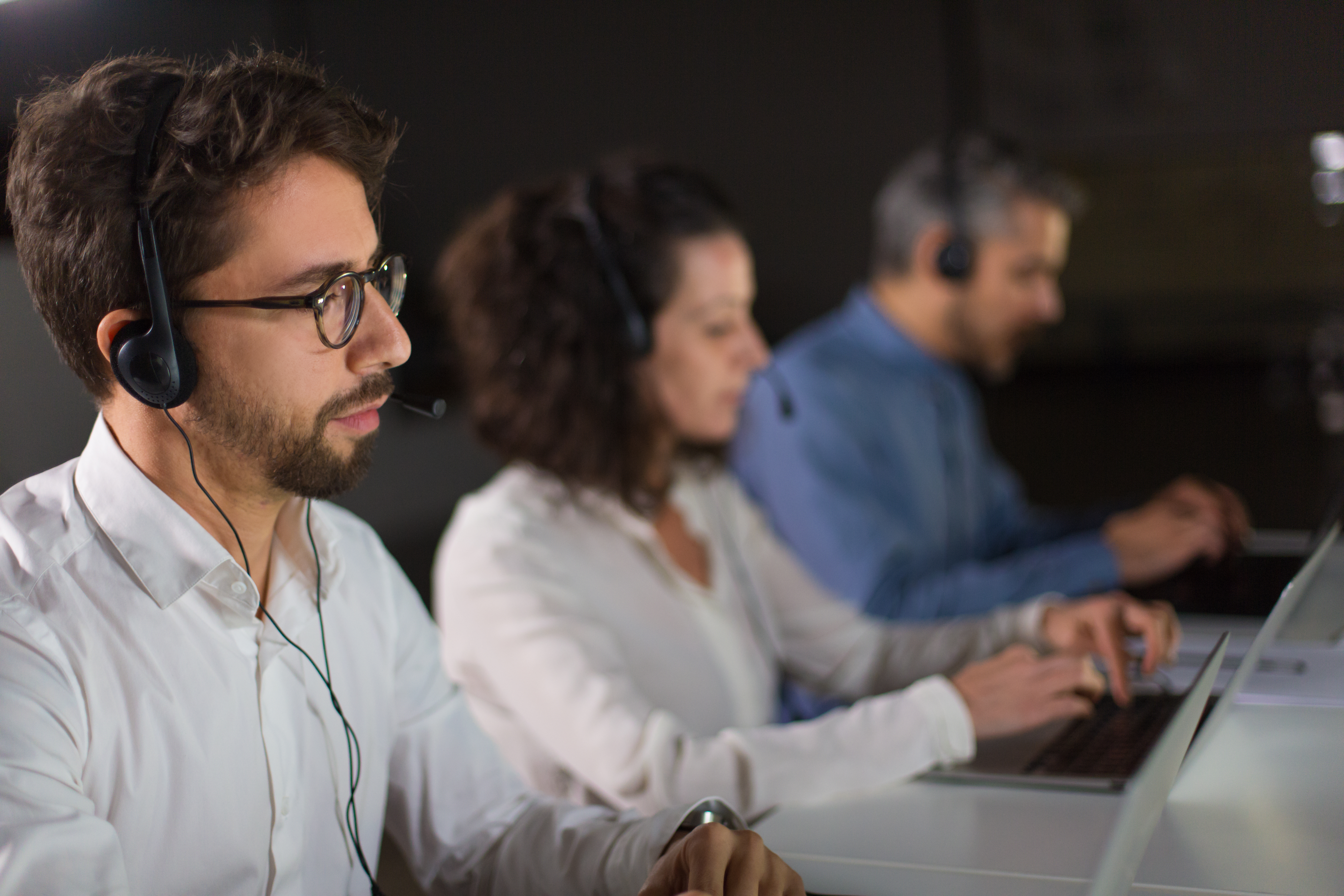 Call centers podrían ver un aumento de empleos en plazas bilingües a partir de las deportaciones. (Foto Prensa Libre: Freepik)