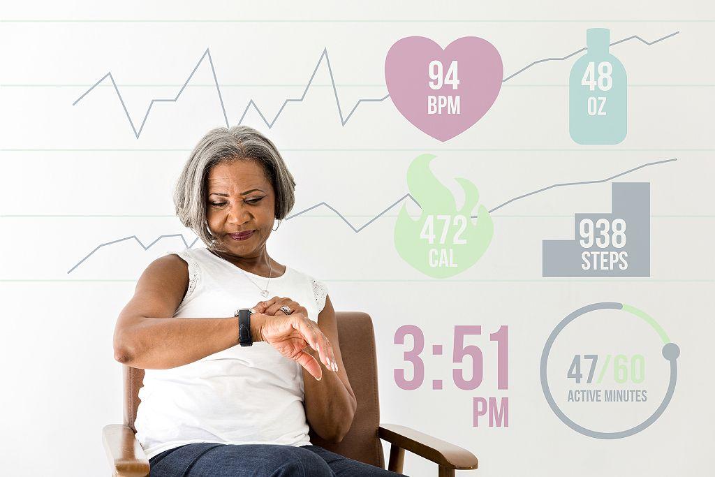 Mujer mirando reloj y en el fondo distintos tipos de medidas