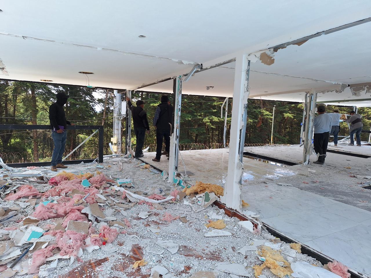 Destruyen apartamentos de lujo construidos dentro de la cárcel para cabecillas de la MS. (Foto Prensa Libre: Sistema Penitenciario)