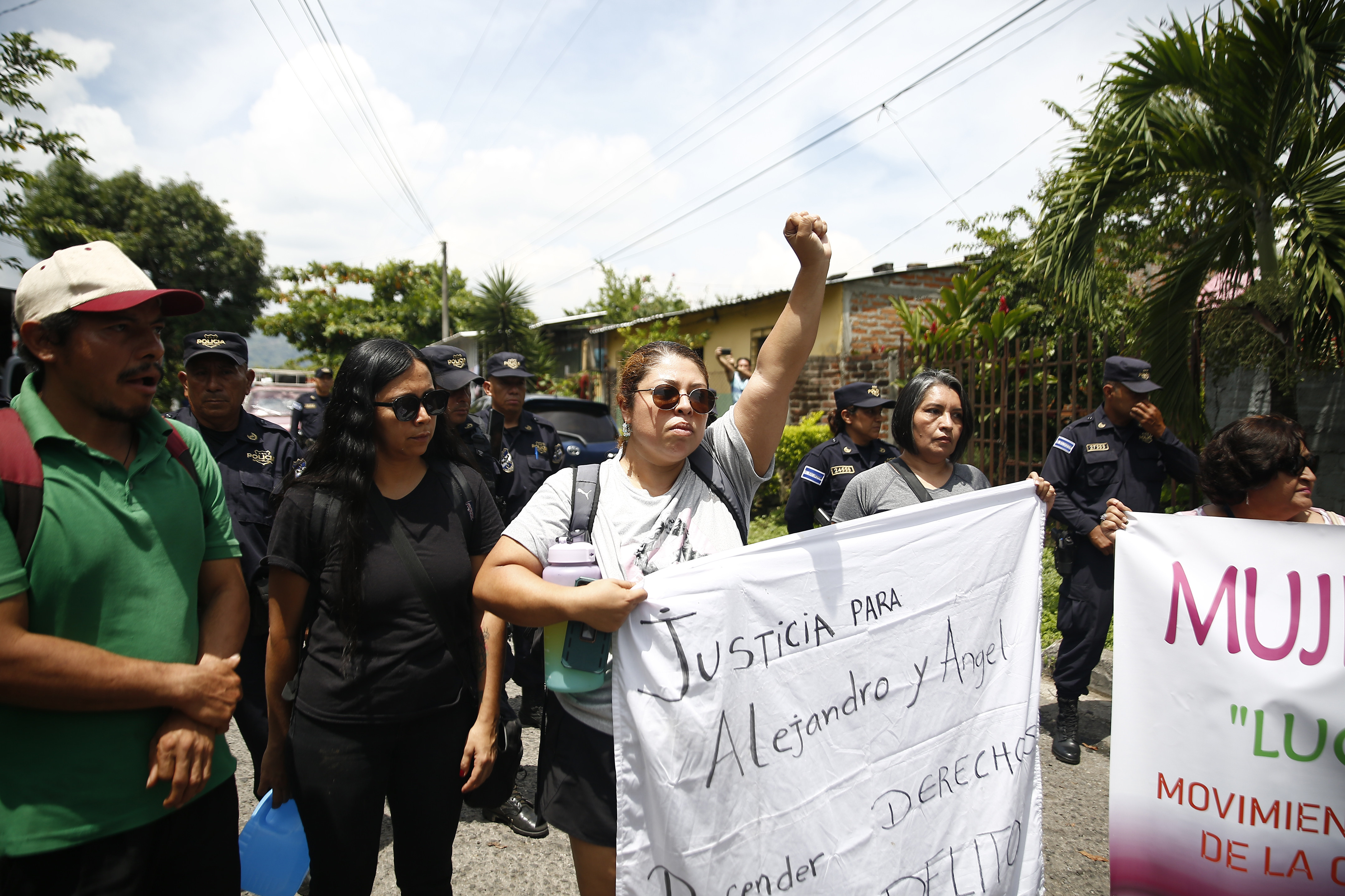 protesta en contra de la detención se activistas que pidieron ayuda del presidente salvadoreño para evitar un desalojo.