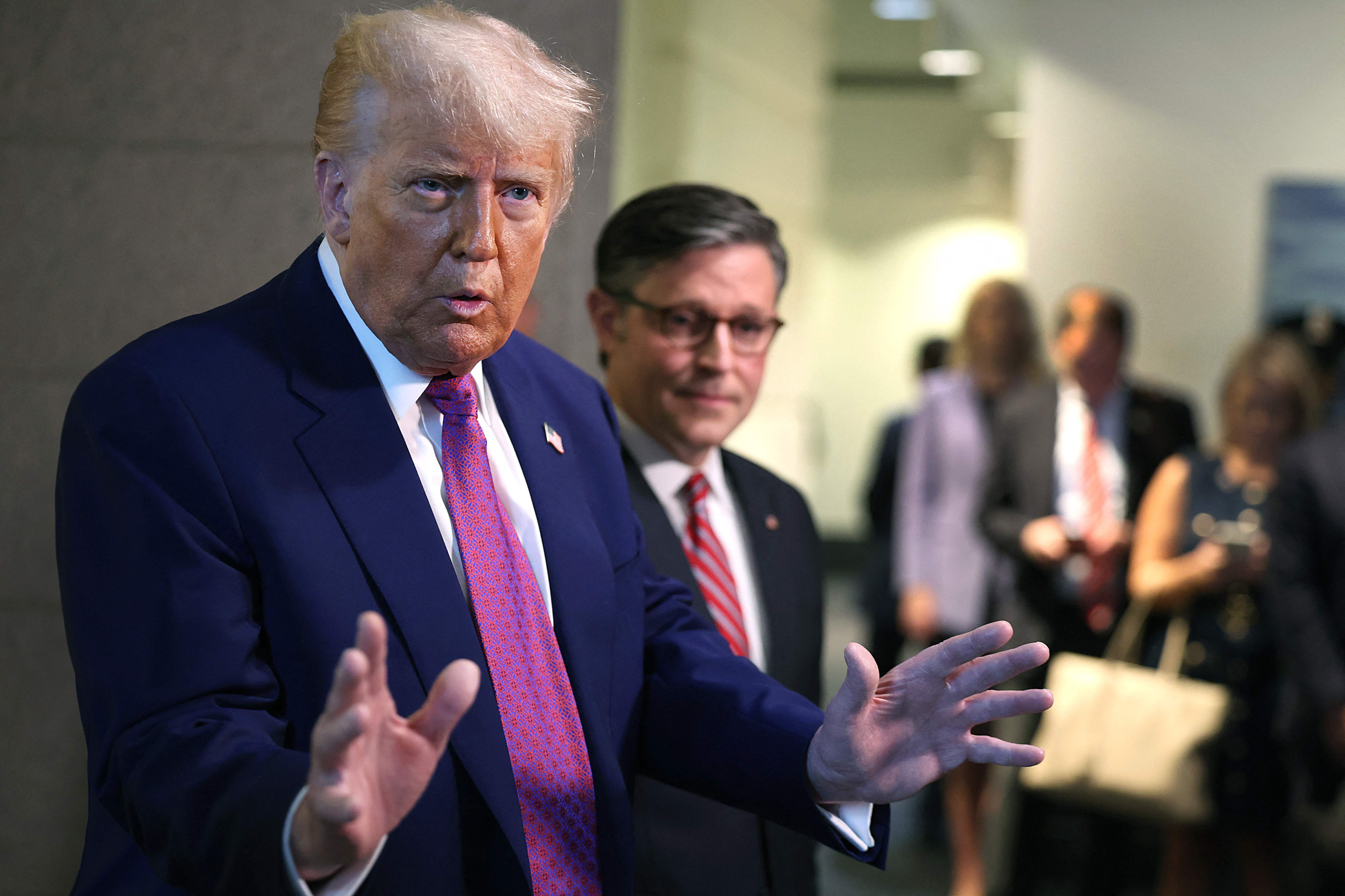 El presidente de Estados Unidos, Donald Trump, habla con el congresita republicano Mike Johnson, sobre el plan fiscal que se encuentra en la Cámara Baja, que incluye exenciones fiscales y un impuesto a las remesas. (Foto Prensa Libre: Tasos Katopodis/Getty Images/AFP).